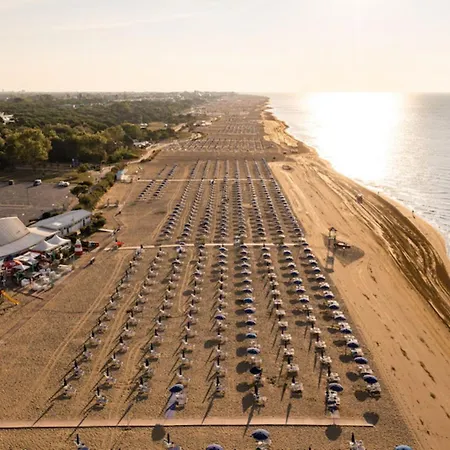 Daire Luminous Flat With Attic With Pool Bibione