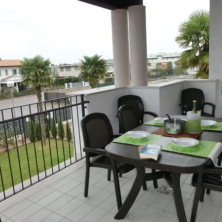 Lägenhet Luminous Flat With Attic With Pool