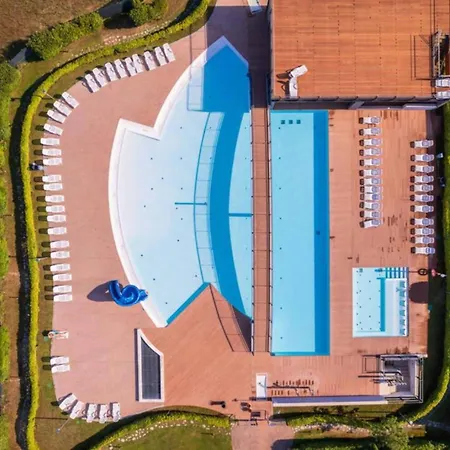 Luminous Flat With Attic With Pool Lägenhet