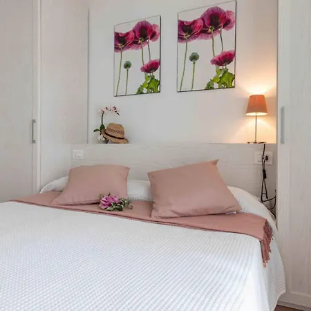 Luminous Flat With Attic With Pool Lägenhet