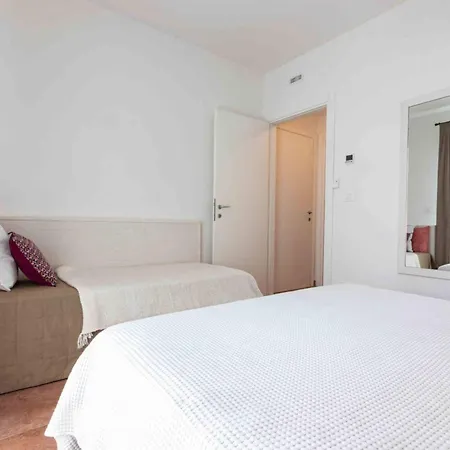 Lägenhet Luminous Flat With Attic With Pool