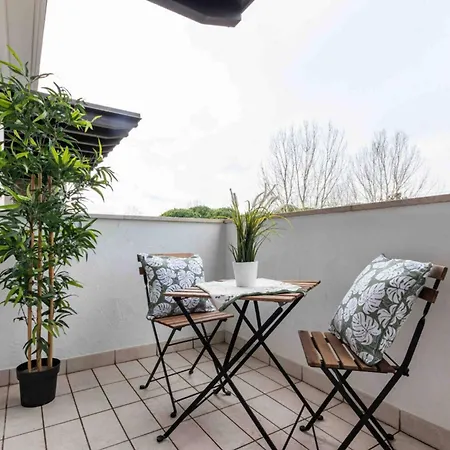 Luminous Flat With Attic With Pool Lägenhet *