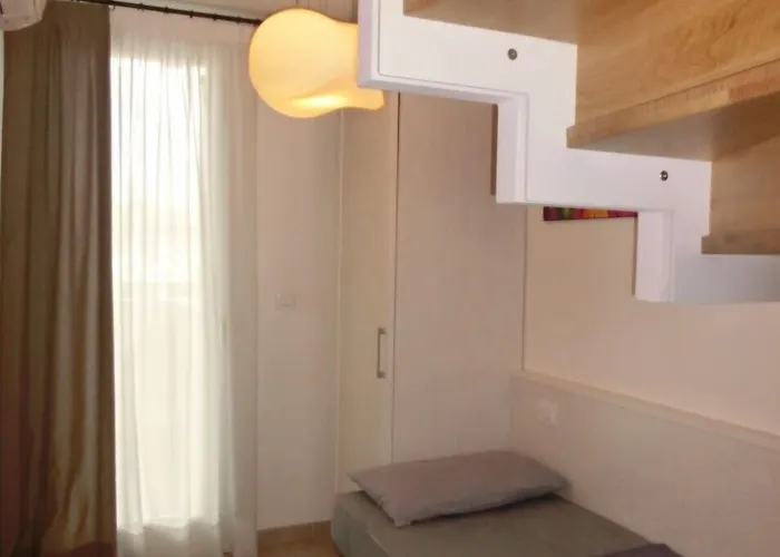 Lejlighed Luminous Flat With Attic With Pool